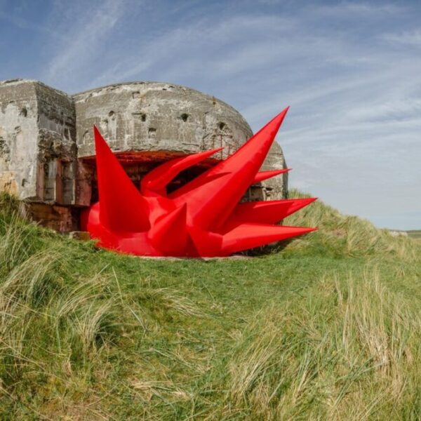 פסלים מתנפחים וצבעוניים, מוטבעים בתוך ארכיטקטורה