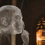 רוחות רפאים מבקשות שקט בבניין גותי היסטורי