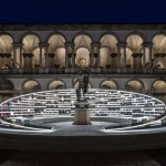 יריד העיצוב Salone del Mobile: ספריית אור מסתובבת סביב פסל