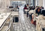 מסעדה במנהטן נראית כמו איור דו-ממדי בשחור-לבן