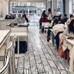 מסעדה במנהטן נראית כמו איור דו-ממדי בשחור-לבן