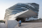 בקמפוס האוניברסיטאי, משחקת Zaha Hadid בקוים ונפחים נוזלים