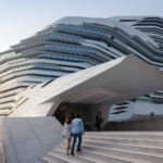 בקמפוס האוניברסיטאי, משחקת Zaha Hadid בקוים ונפחים נוזלים