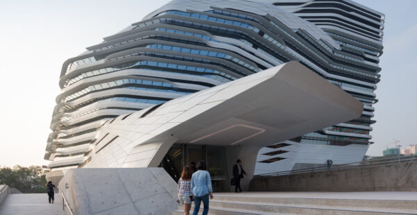 בקמפוס האוניברסיטאי, משחקת Zaha Hadid בקוים ונפחים נוזלים