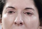 כאשר האמנית Marina Abramović שותקת, אבל נוכחת