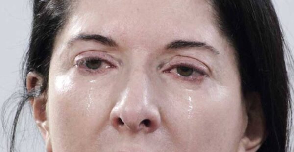 כאשר האמנית Marina Abramović שותקת, אבל נוכחת