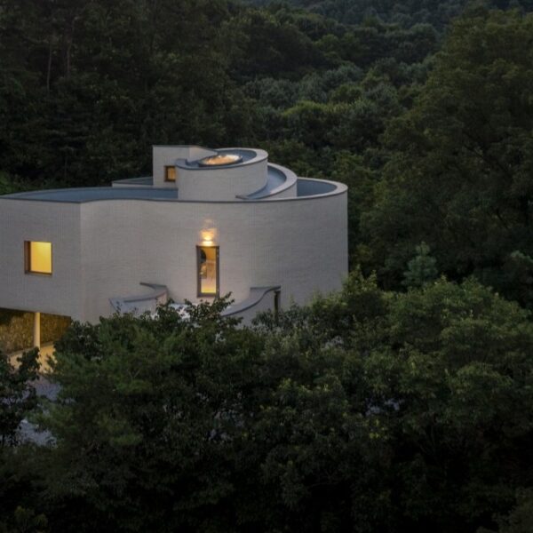 בית בסגנון איגלו, אבל ביער