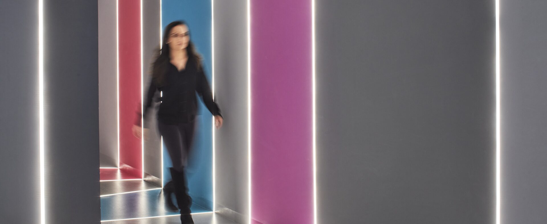 מנהרת זמן: משרד עם צבע, הומור ועוצמה נשית