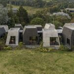 בית כפרי דו-משפחתי, מחולק ל-11 נפחים