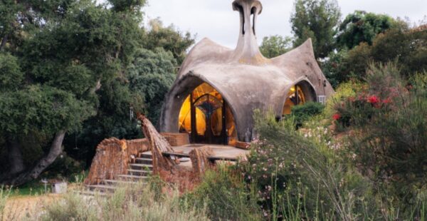 הבית המפוסל שתוכנן על ידי אמן, בקליפורניה