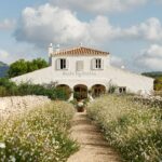 בית נופש של אדריכל באי הספרדי, הוא חגיגה של אמנות, עיצוב ואומנות