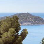 וילה על צוק המשקיף לריביירה הצרפתית