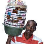 רוכלים משמשים כרוקחים שמוכרים תרופות בהאיטי