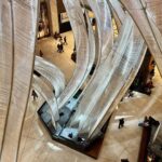 מנגרוב: יצירת מופת מונומנטלית מזכוכית במרכז מסחרי במנילה