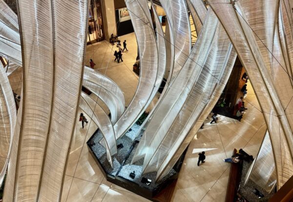 מנגרוב: יצירת מופת מונומנטלית מזכוכית במרכז מסחרי במנילה