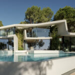 יריעה אחת מרכיבה בית נופש פיסולי בטבע, באיים הבלאריים