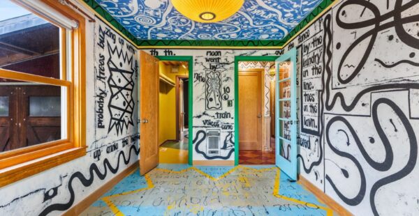 אמנים הציעו למכירה את ביתם המכוסה גרפיטי והוצפו במאות הצעות