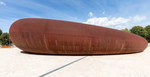 נאפולי חונכת תחנת מטרו איקונית שעוצבה על ידי אניש קאפור