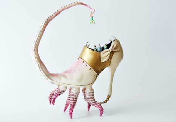 הנעליים הסוריאליסטיות של האמן התל-אביבי קוסטה מג'ראקיס