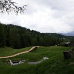 שובל של חציר מתפתל בהרי הדולמיטים