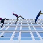 הרקדנים שיוצאים במחול עם בניינים