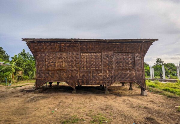 אדריכלים במיאנמר בונים בתי במבוק בעלות של אלף דולר לבית