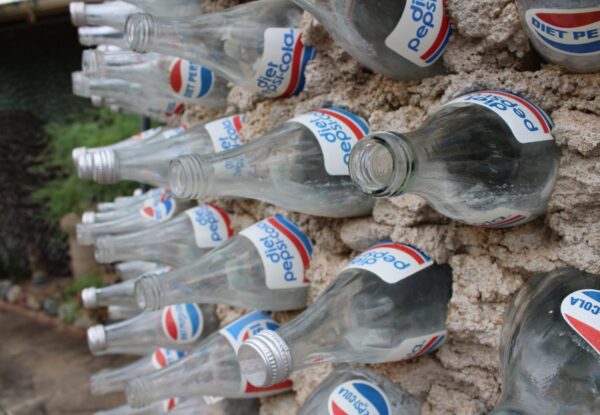 בית שנבנה מאלפי בקבוקי זכוכית, מוצע למכירה בכחצי מיליון דולר