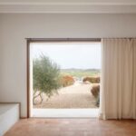 בית שחוגג פשטות ואת הנוף של האי הספרדי