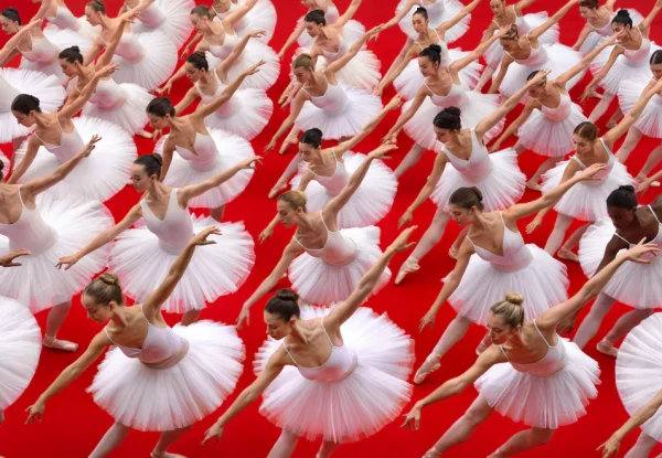 צורה, דיוק, תבנית: בתוך עולם הצילום הסימטרי של Brad Walls