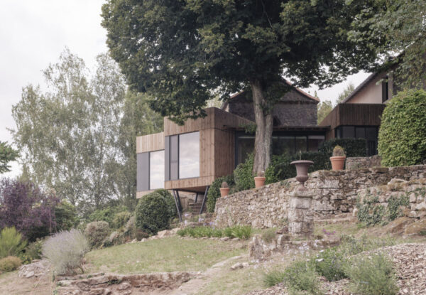 הרחבה מודרנית לבית כפרי היסטורי