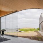 בית עץ מודרני על שפת אגם, בהולנד