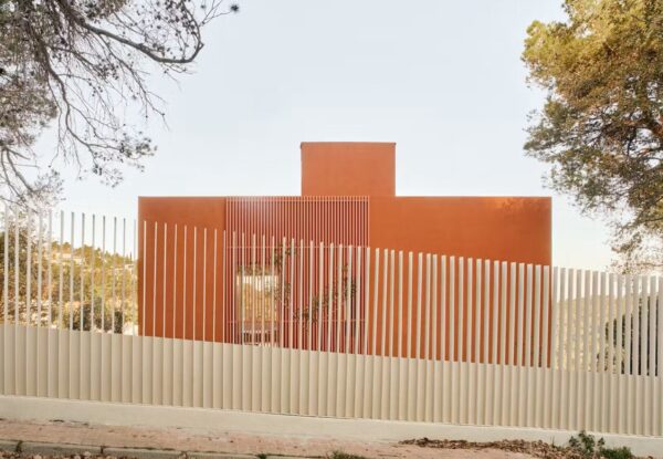 בית הניצב עם רגלי בטון על מדרון