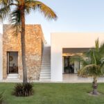 שומעים רק שקט: וילה עכשווית בכפר דייגים, בברזיל