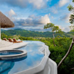 וילה בעבודת-יד משקיפה לאוקיינוס המקסיקני