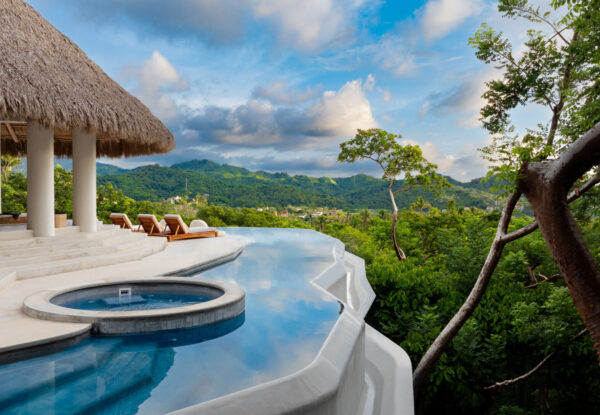 וילה בעבודת-יד משקיפה לאוקיינוס המקסיקני