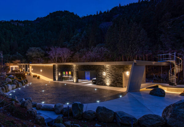 בית יפני המשלב אמנות, אדריכלות ונוף טבעי