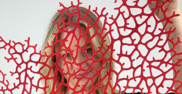 Meredith Woolnough תופרת פסלי טבע