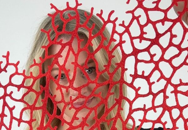 Meredith Woolnough תופרת פסלי טבע