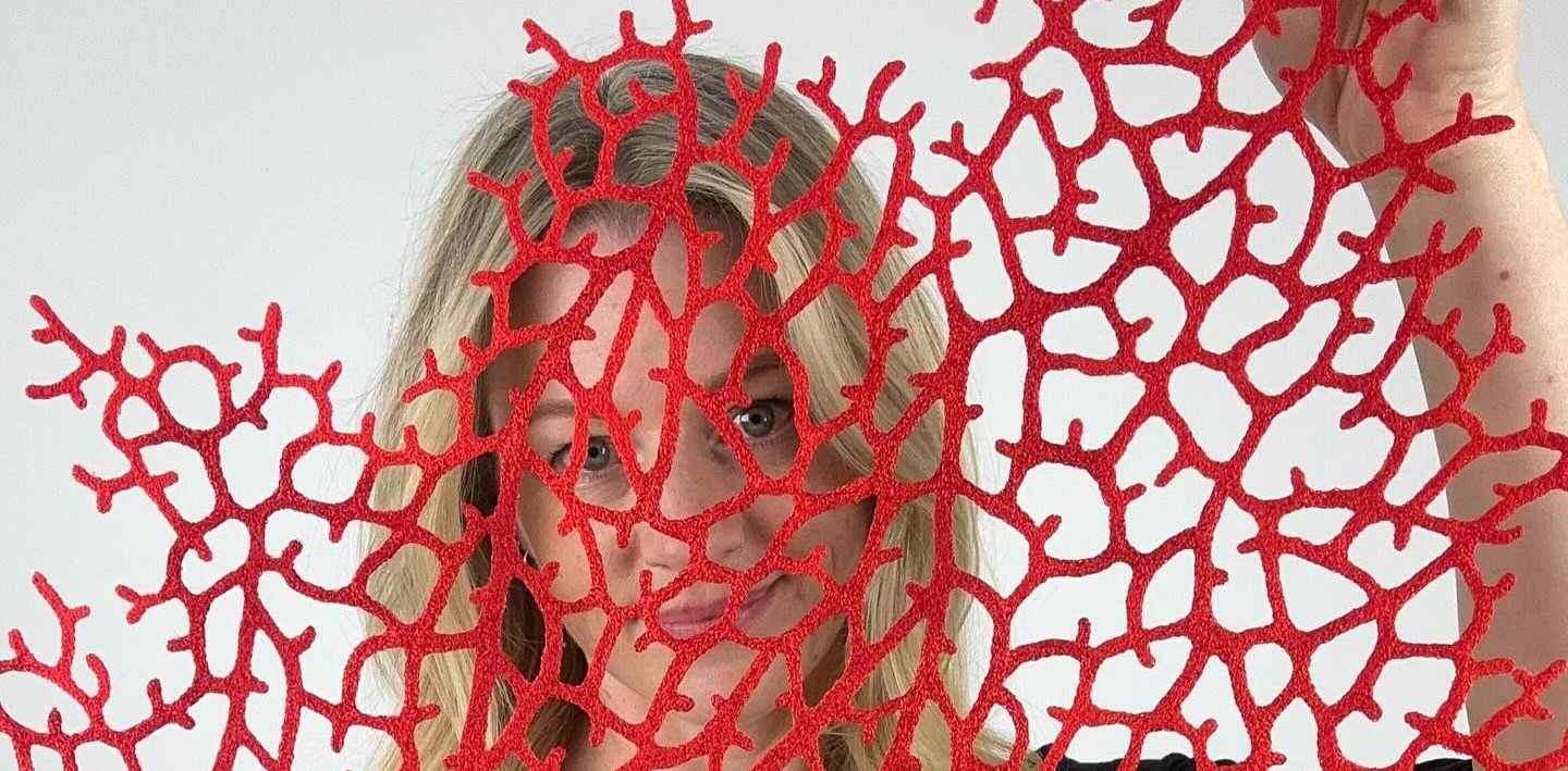 Meredith Woolnough תופרת פסלי טבע