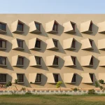 באכסניית הסטודנטים כל חלון פונה לכיוון אחר