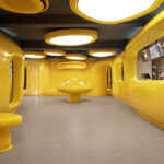 חנות קינוחים מעוצבת כבית צהוב של חייזר