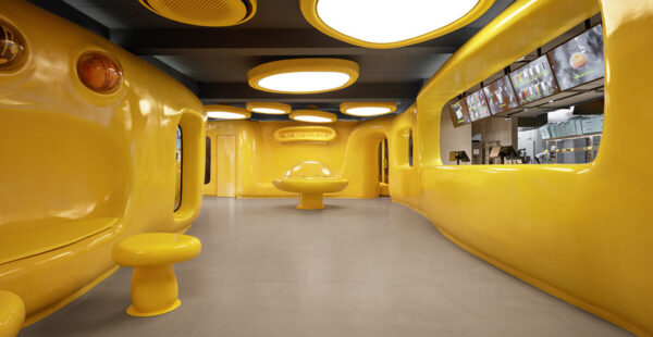 חנות קינוחים מעוצבת כבית צהוב של חייזר