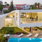 הבית ששולח זרועות אל הים, בפורטוגל