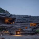 אולם קונצרטים בנוי בתוך סלעים בעמק