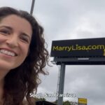 אישה שכרה 12 שלטי חוצות כדי לנסות למצוא אהבה