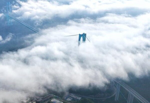 סין חנכה את הגשר הגבוה בעולם – עם בית קפה בפסגתו
