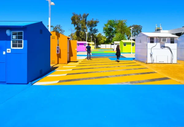 האדריכלים שמתכננים בתים צבעוניים ושמחים לחסרי בית
