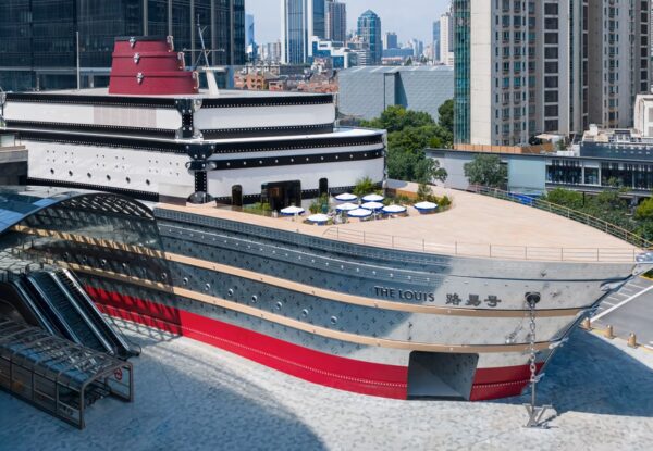 חנות לואי ויטון עוגנת בנמל שנגחאי, מעוצבת כמו אניה ענקית