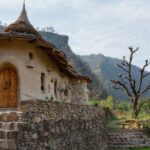 שני אחים בנו בעבודת יד בית הארחה מהאגדות, בהרי ריקשק