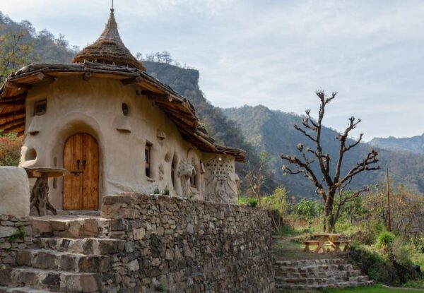 שני אחים בנו בעבודת יד בית הארחה מהאגדות, בהרי ריקשק